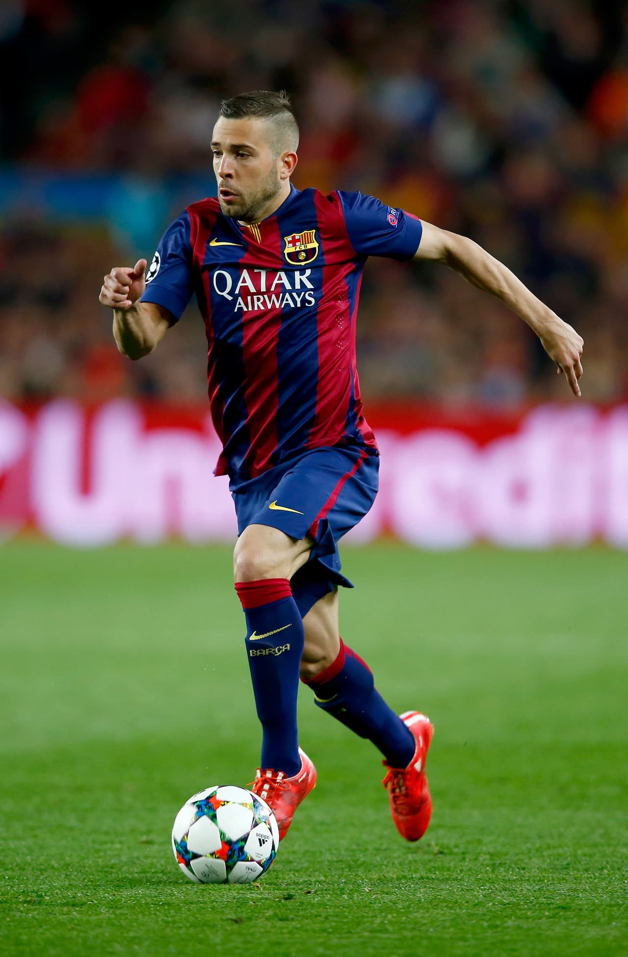 18 JORDI ALBA Este jugador español no es de los que se roba los reflectores pero cumple con un trabajo muy regular por la lateral izquierda. Es un carrilero como los de antes, con desborde, recorrido, buen regreso y estupenda velocidad. Jordi disputó diez de los doce juegos del Barcelona, nueve completos ausentándose solo en las localías ante APOEL y PSG. Colaboró con una asistencia en la visita blaugrana al Manchester City en octavos de final.