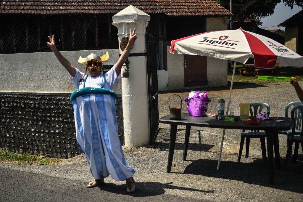 Los atuendos hacen parte de las postales divertidas en la carrera ciclística.
