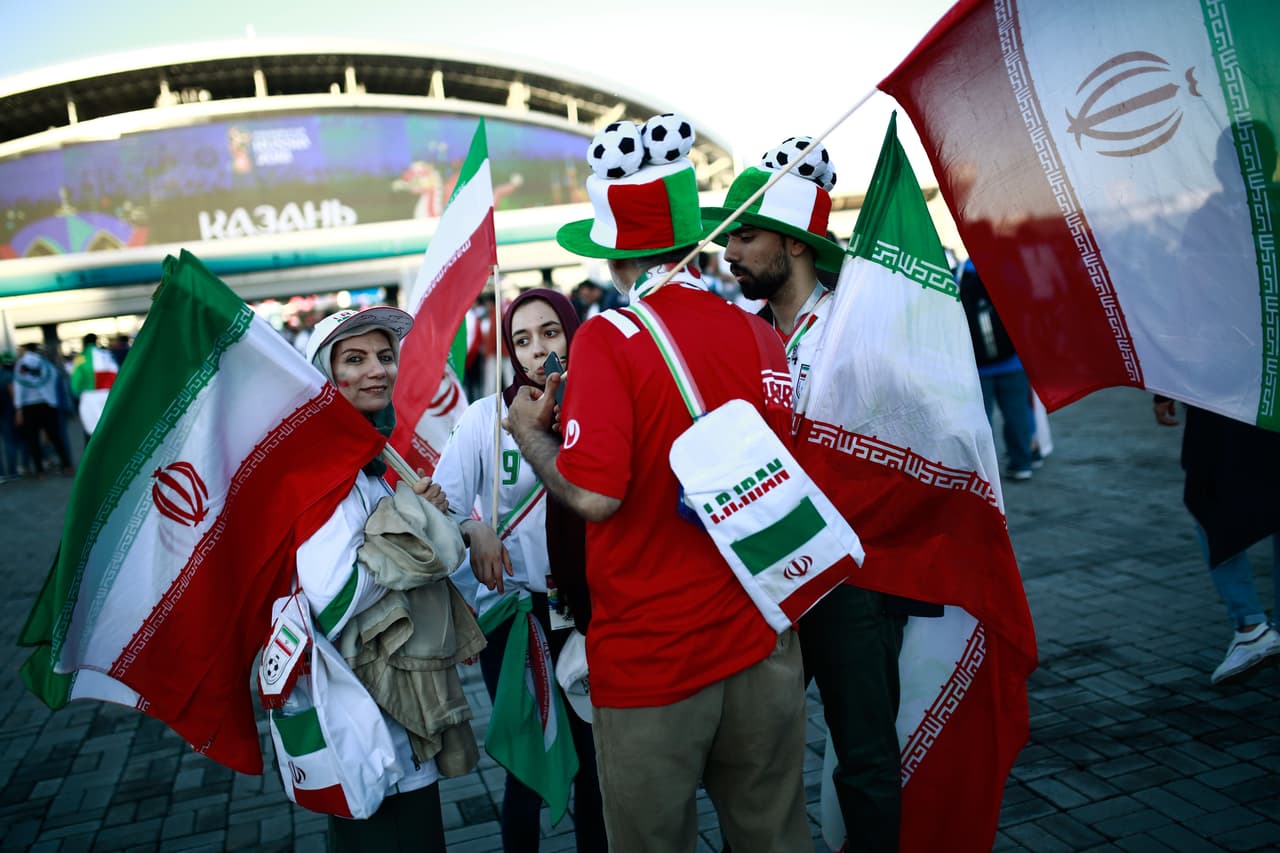 La pasión, alegría y colorido fueron expresados por los hinchas de España e Irán en medio del partido del grupo B entre ambas selecciones por el Mundial de Rusia 2018.