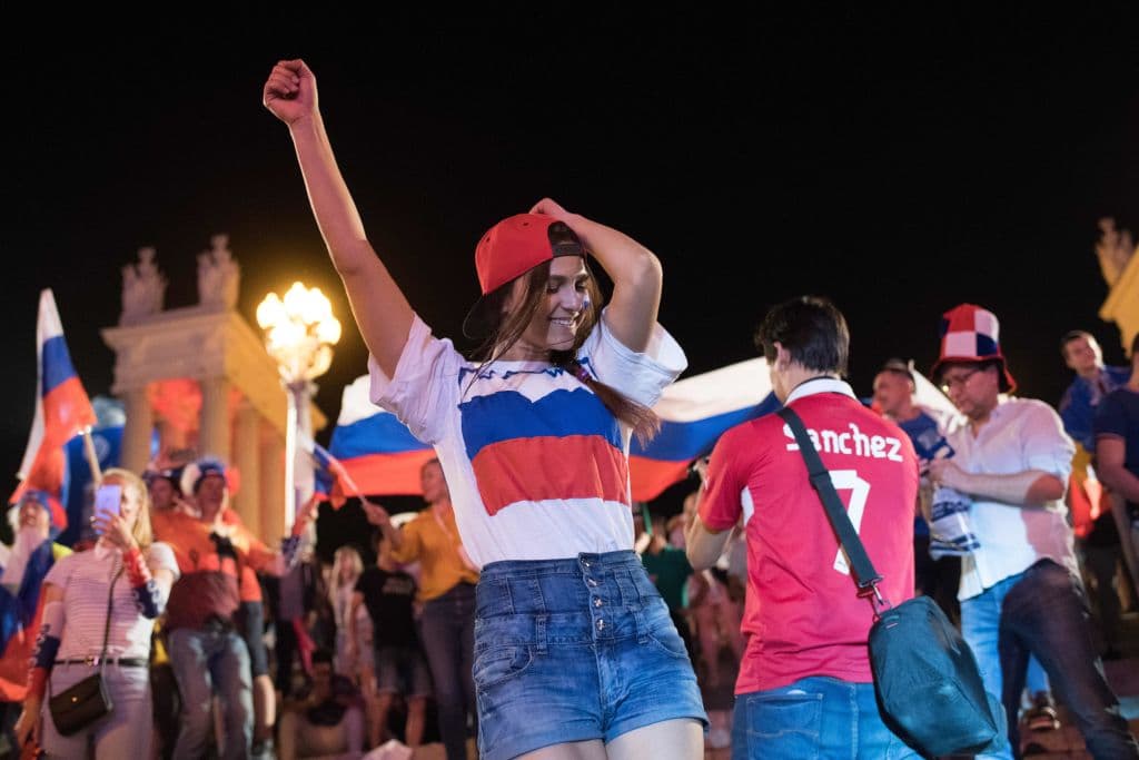 La clasificación está cerca y el cuerpo lo sabe, por eso esta aficionada baila y festeja porque algo histórico para el balompié ruso está por ocurrir.