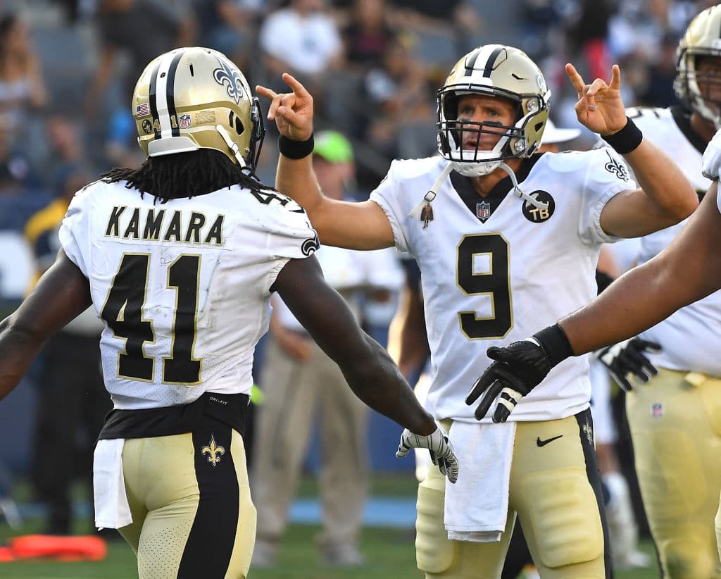 Los New Orleans Saints, con Drew Brees (derecha) como quarterback titular, aplastaron 36-7 a Los Angeles Chargers. Brees hizo un pase de touchdown y un total de 59 yardas.
