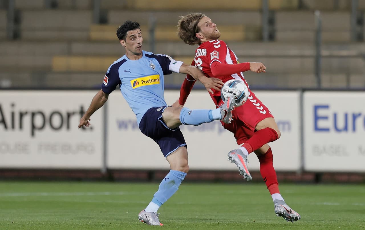 M’Gladbach continuó presionando hacia el final de la primera parte, pero el gol no se hacía presente.