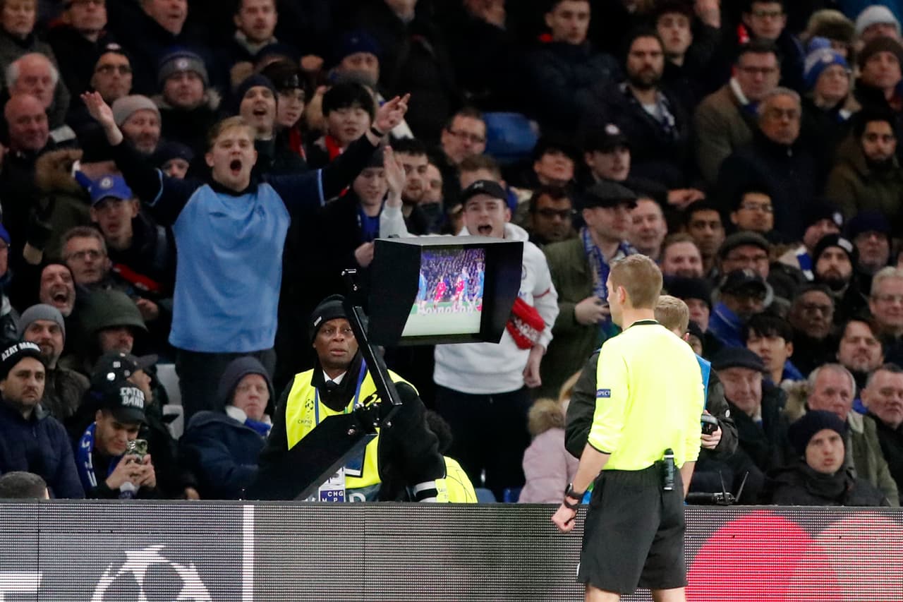 IFAB cambia reglas del futbol en VAR, manos y penaltis