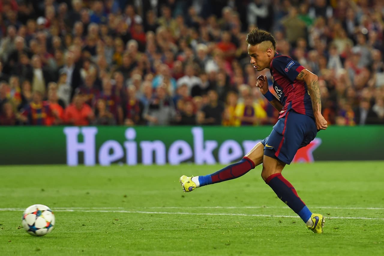 11 NEYMAR JR. El crack brasileño ha tenido una extraordinaria segunda temporada con el Barça donde solo se ausentó en el último partido de la fase de grupos en Nicosia ante APOEL. Fuera de ese encuentro, ha jugado en los otros once partidos de los blaugranas donde es titular indiscutible y solo ha sido sustituido en dos juegos cuando ya estaban resueltos. Tiene una asisitencia en lo que va de la Champions pero ‘Ney’ ha destacado porque lleva nueve goles siendo el segundo mejor anotador detrás de Messi. Cinco de esos tantos contra el París Saint-Germain y otros tres contra el Bayern Munich durante las semifinales siendo figura en la vuelta.