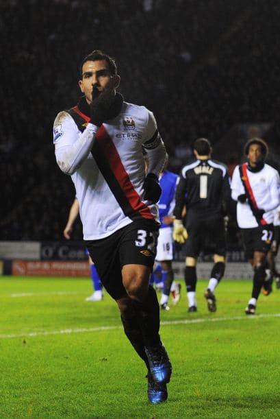 Y después el argentino Carlos Tévez le daba la ventaja los suyos.