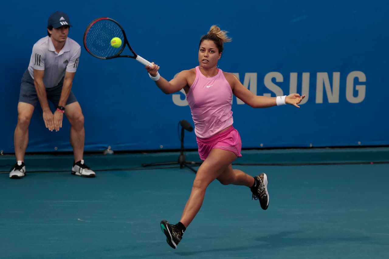 Rena Zarazúa en acción durante su partido de la segunda ronda del Abierto Mexicano de Tenis.