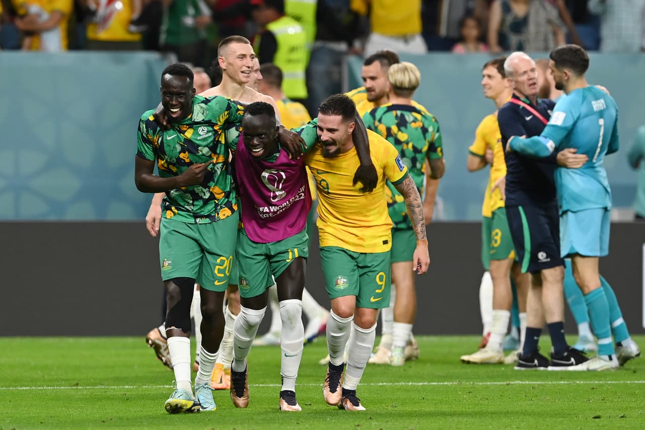 La Selección de Australia venció por la mínima a su similar de Dinamarca para eliminarlos de la Copa del Mundo y acceder al boleto de los octavos de final por segunda vez en su historia.Australia no había llegado a la siguiente fase desde 2006 y a pesar del dominio de los daneses, la defensa de los Socceroos los llevó a conseguir el boleto a los octavos de final de Qatar 2022.