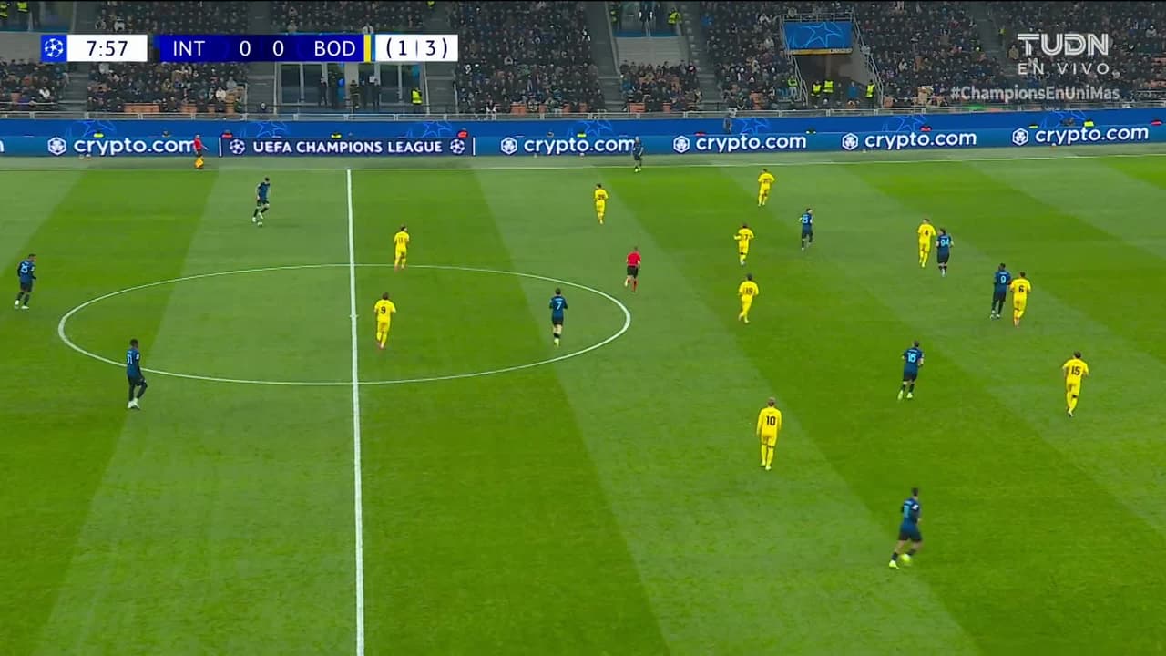 ¡TIRO ATAJADO! disparo por Francesco Pio Esposito.