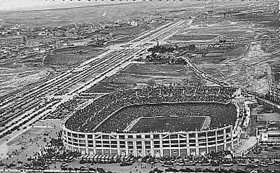 El 14 de diciembre de 1947 se disputó el primer partido que albergaría el Santiago Bernabéu entre el Real Madrid y el Os Belenenses de Portugal. Sabino Barinaga fue el anotador del primer gol de este estadio, al final el marcador fue 3 a 1 para el Madrid. Originalmente el estadio tenía el nombre de Estadio Real Madrid Club de Futbol, aunque los los madridistas le apodaron el nuevo Chamartín.
