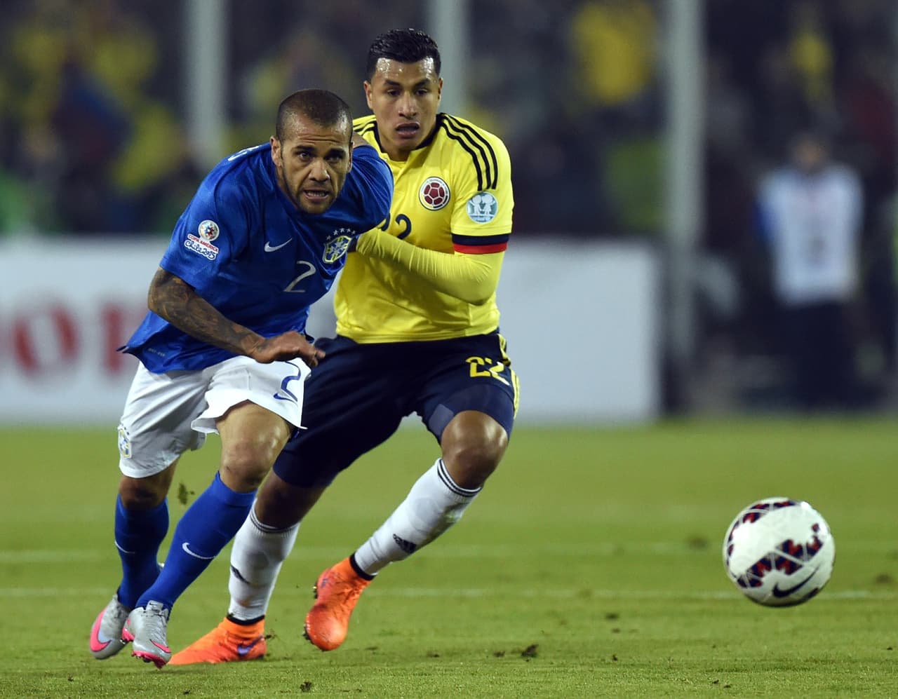 Daniel Alves se sumaba al ataque en la desesperación de Brasil por hacer un gol.