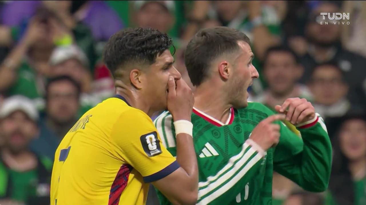 ¿Le dijo qué? Hincapié se va expulsado por taparse la boca ante México