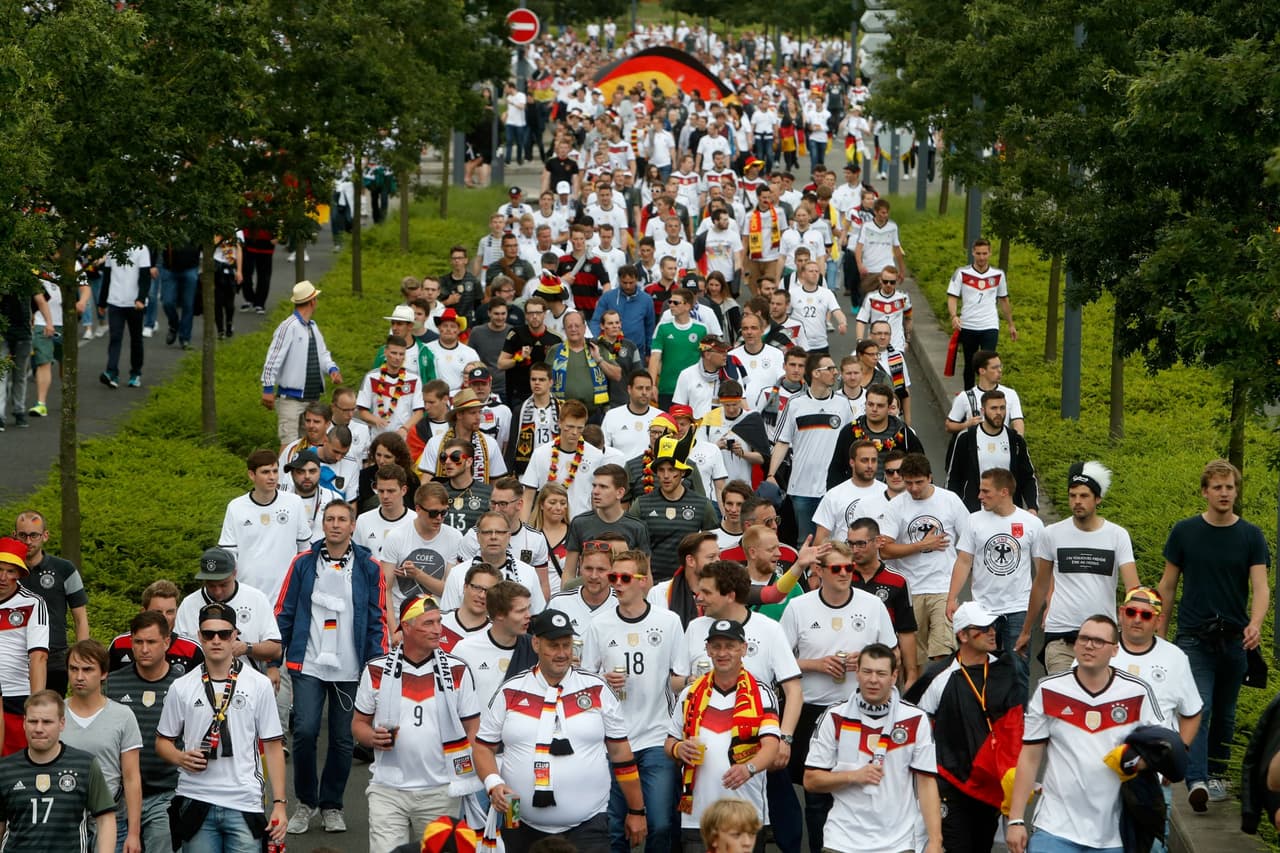Varios miles de seguidores alemanes, de los 20.000 que asistieron al campo el debut de su selección en la Eurocopa frente a Ucrania, marcharon pacíficamente desde el centro de Lille hasta el Estadio Pierre-Mauroy, en el sureste de la ciudad, sin que se registraran incidentes.