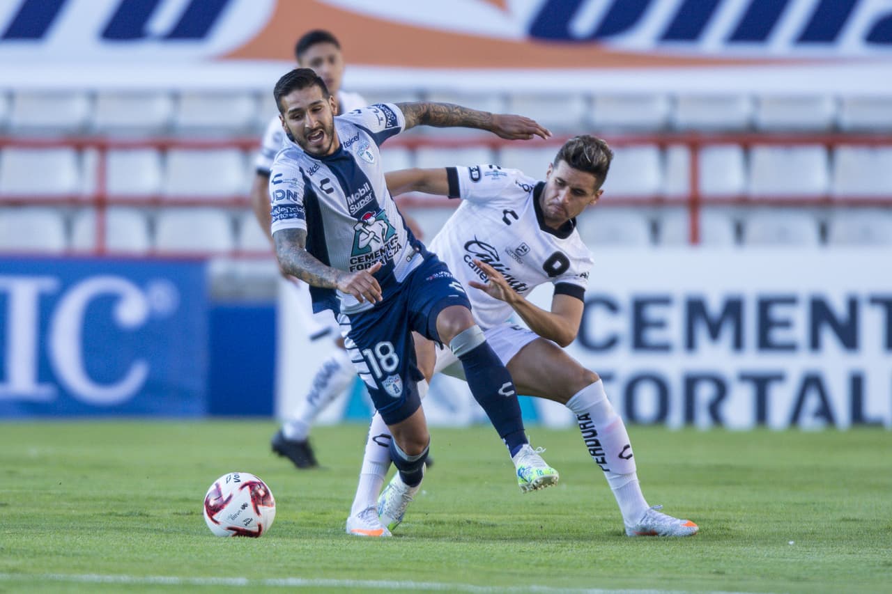 Kevin Escamilla pierde la cabeza y recibe dos tarjetas amarillas en 5 minutos y deja a los Gallos con 10 hombres.
