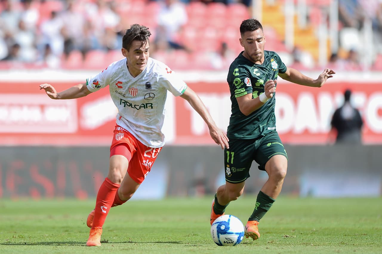 Necaxa fue ampliamente superado en la primera parte pero dos tiros al palo y un gol en fuera de juego para Santos impedían que el marcador se abriera en la primera parte.