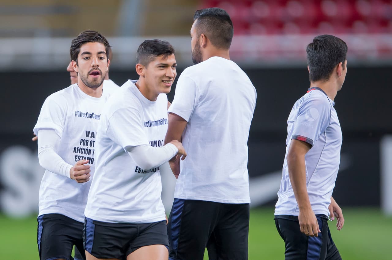 La polémica se tomó el último entrenamiento de las Chivas antes de la final de la Concacaf Liga de Campeones en el estadio Akron. Los jugadores del Rebaño cumplieron la sesión con unas playeras de protesta por la deuda que tiene la directiva con ellos en cuanto a unos premios pactados. El ambiente se caldea a menos de 24 horas del decisivo partido ante Toronto F.C.