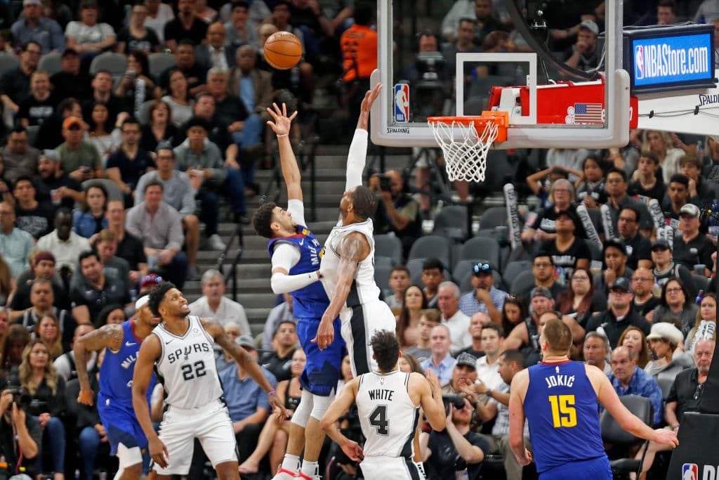 Los San Antonio Spurs forzaron al séptimo y decisivo juego de la serie de primera ronda de Playoffs ante los Denver Nuggets. Les compartimos las mejores imágenes.