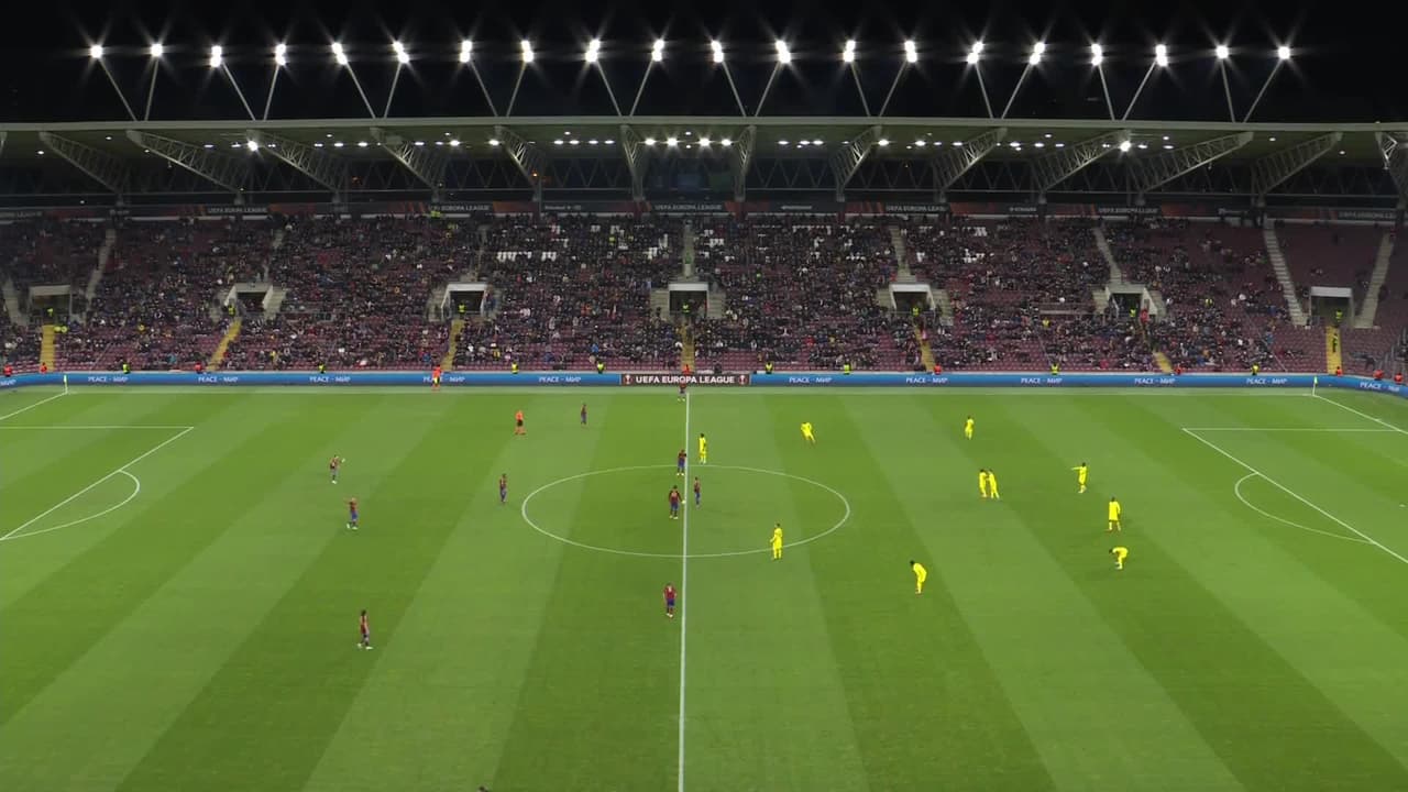 Arranca el partido y la pelota está en juego.
