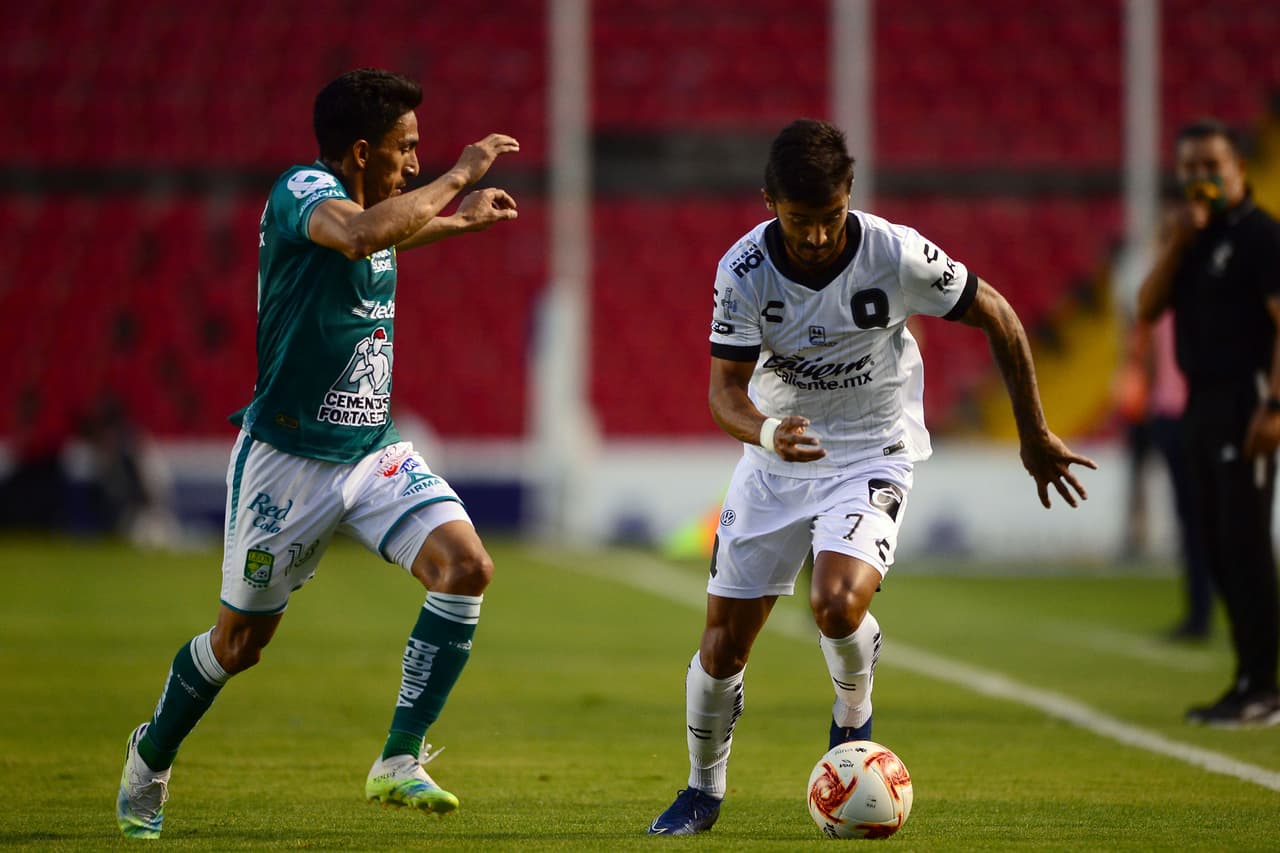 Tras el gol, Querétaro intenta adueñarse de la pelota y comienza a tener más posesión.