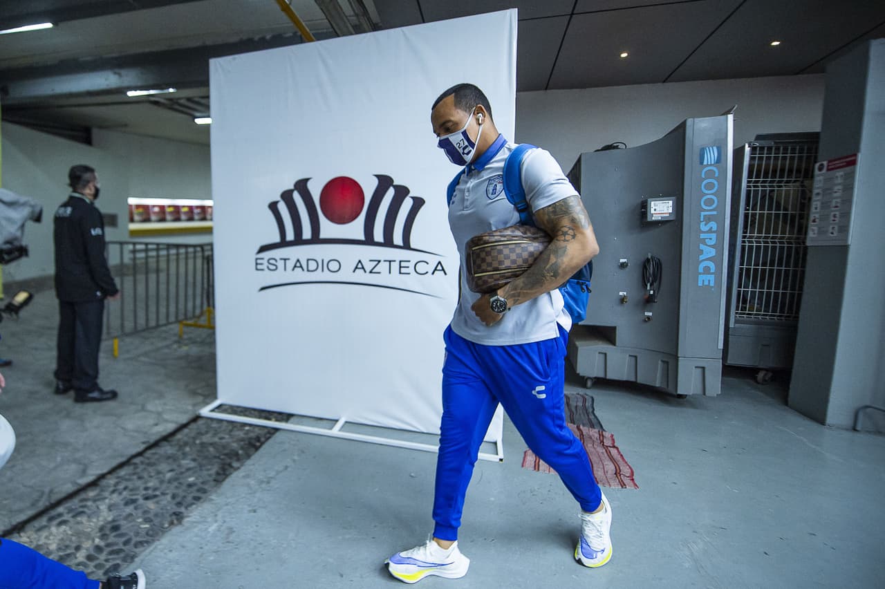 Cientos de aficionados azulcremas se dieron cita en el coloso de Santa Úrsula para recibir y apoyar a su equipo en busca de la remontada ante Pachuca.