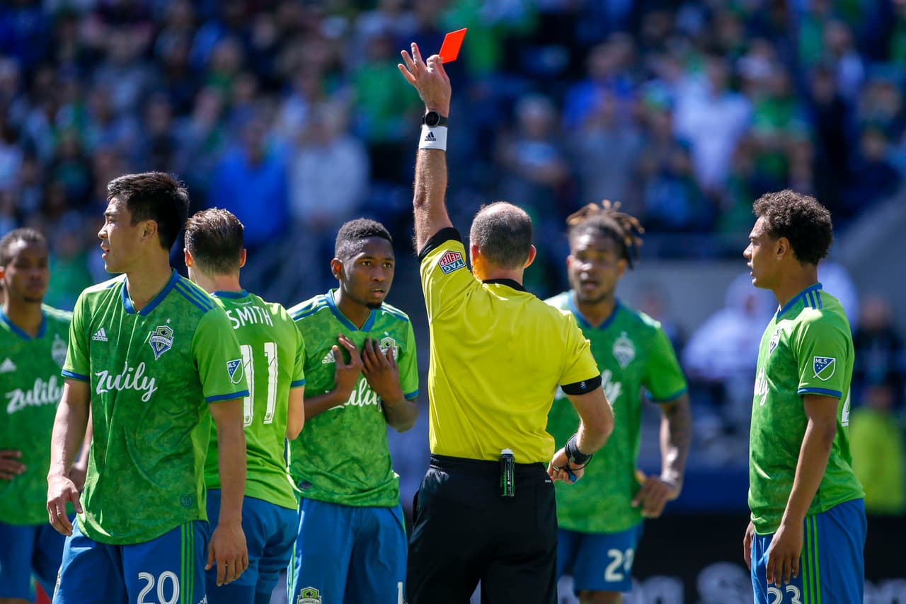 El árbitro Ted Unkel (centro) también mostró la tarjeta roja a Kevin Leerdam al 90'+5, por lo que Seattle Sounders acabó el juego con nueve hombres.