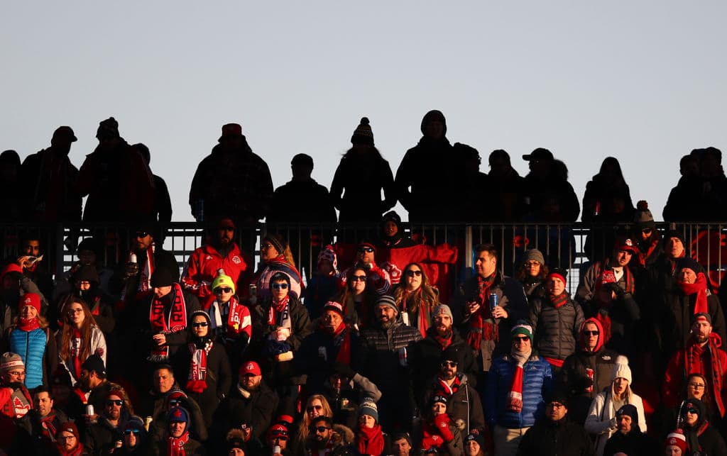 Los fans del Toronto miran el encuentro frente al NYCFC, todos de pie y algunos con el sol en la cara, pero con las temperaturas frías.