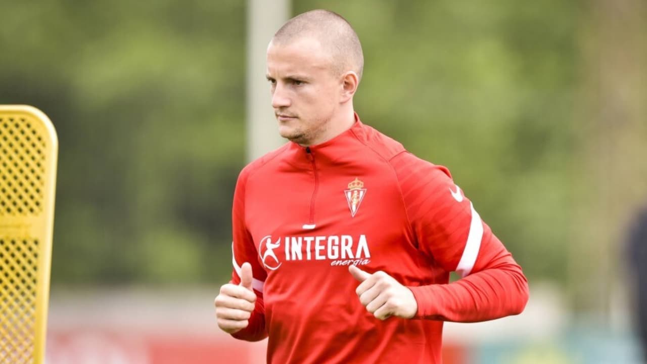 Vasyl Kravets, jugador del Sporting Gijón, quiere ir a la guerra para defender a Ucrania de Rusia.