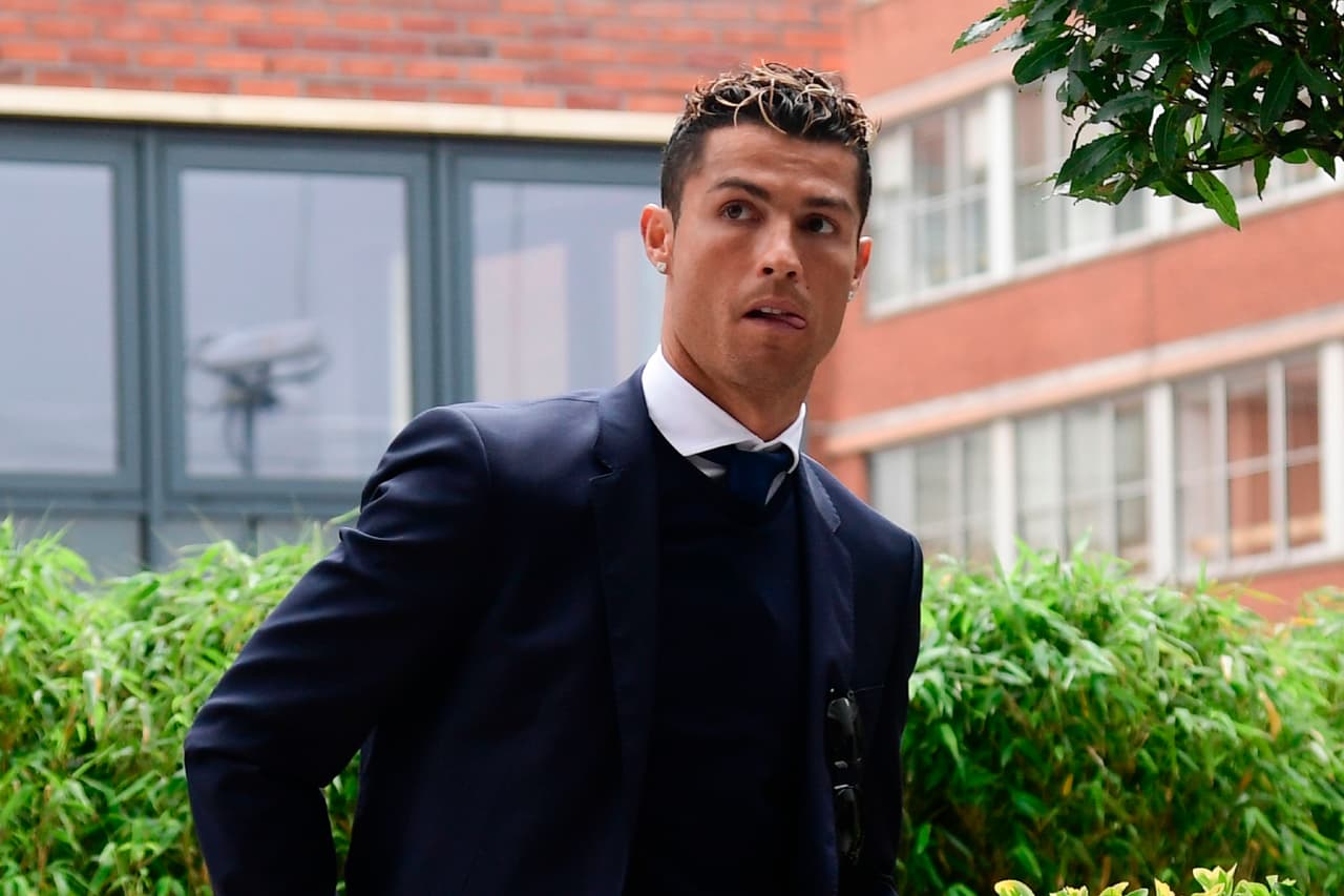 Con una gran cantidad de aficionados en el hotel de su concentración, el Madrid se instaló para recargar baterías. Cristiano Ronaldo lideró el grupo que vistió de traje.