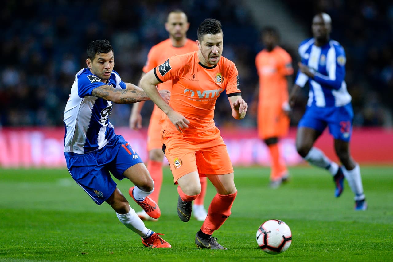 El mexicano Jesús Corona (izquierda) jugó como lateral por la lesión de Alex Telles, cumpliendo con un buen trabajo en los 64 minutos que estuvo en el campo.