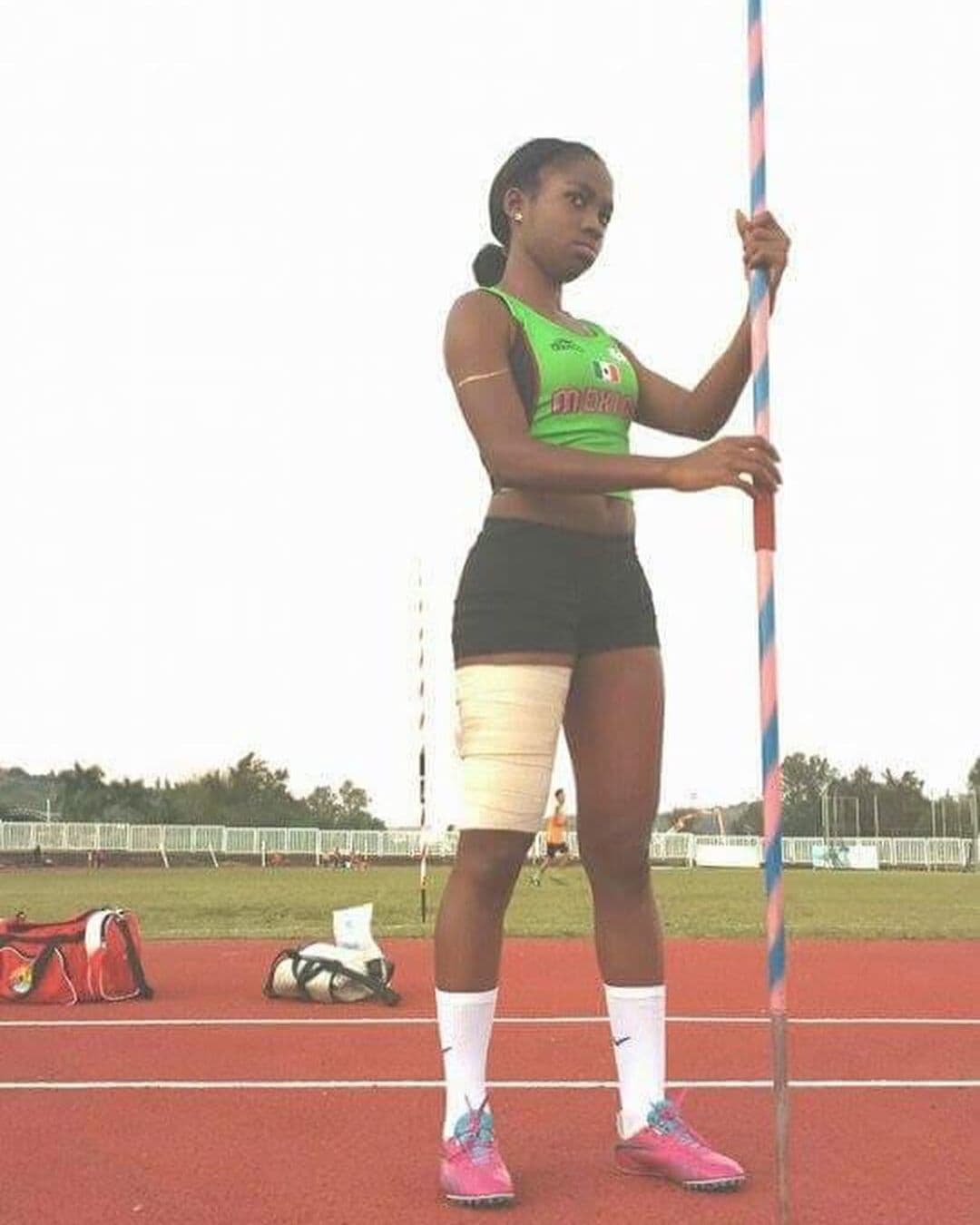 Ha participado en competiciones de 400 metros planos a nivel estatal y nacional.