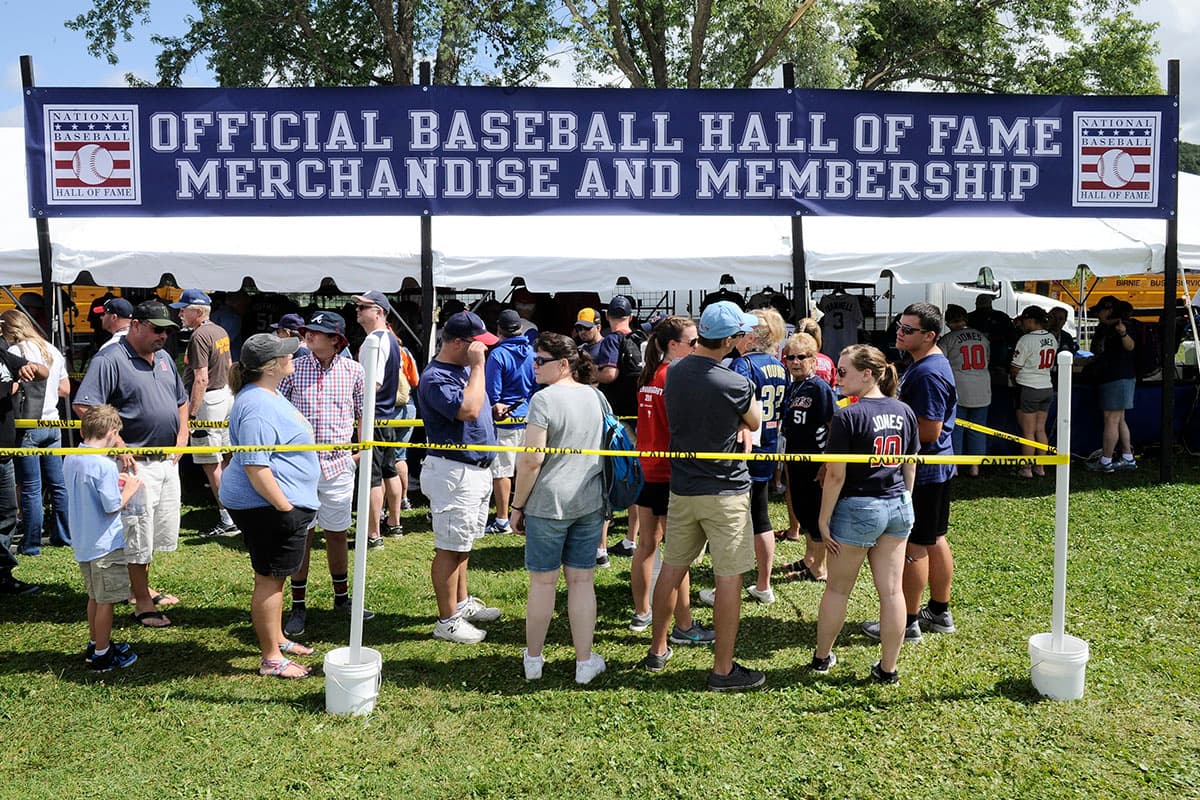 Fanáticos buscan mercancía del Salón de la Fama del béisbol en Cooperstown, Nueva York.