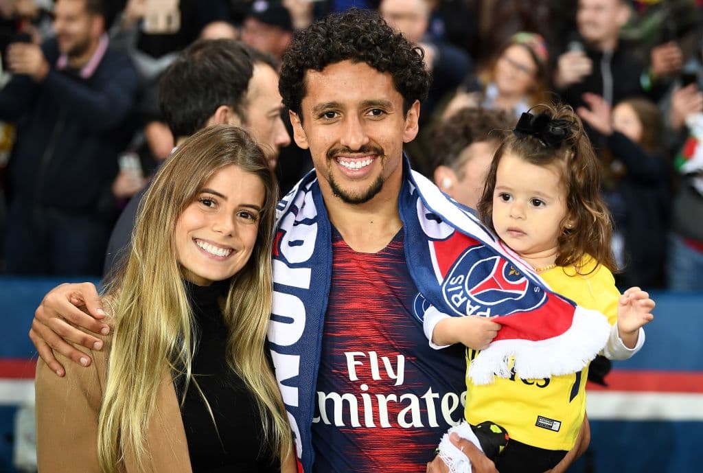 Es modelo y cantante brasileña y está casada con Marquinhos.