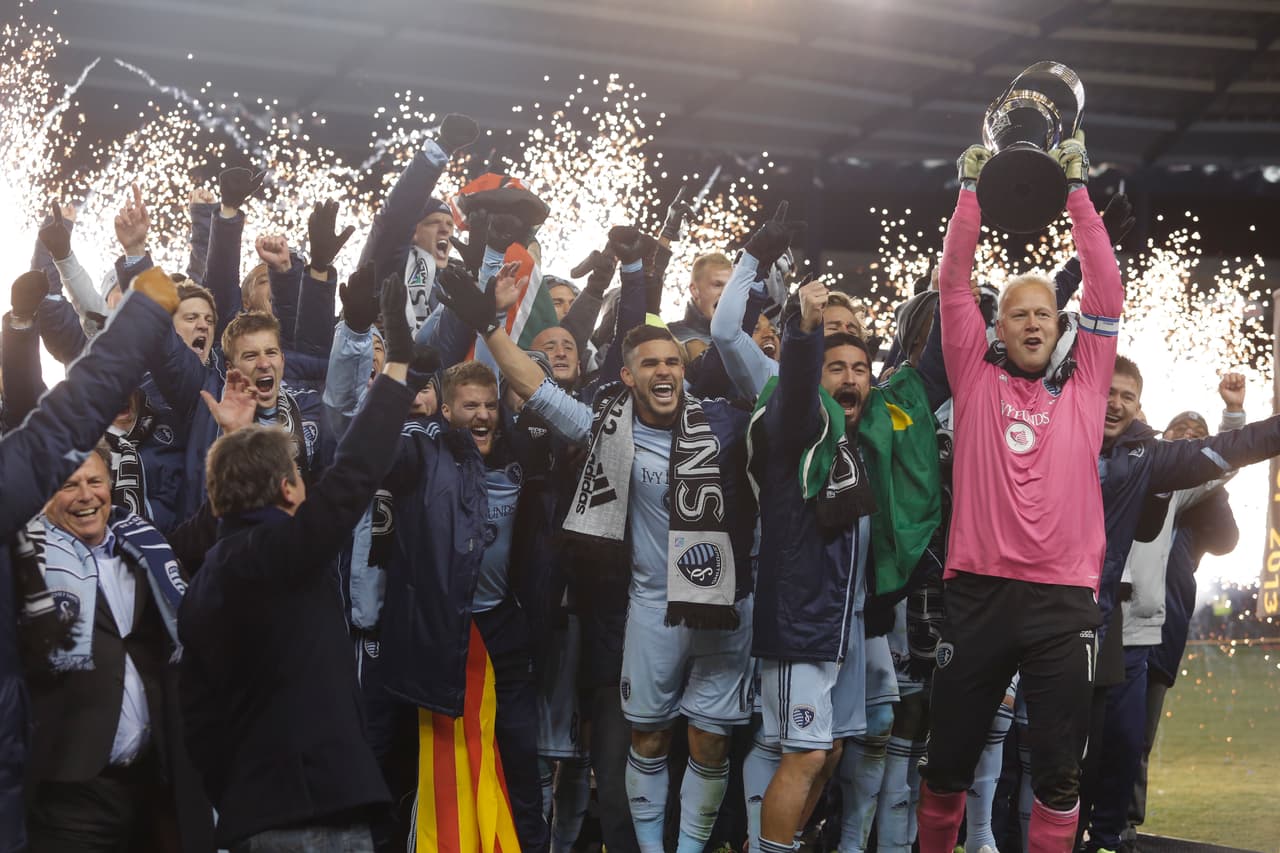 Sporting Kansas City (antes Kansas City Wizards) levantó la copa de campeón al imponerse en la final del 2013 al real Salt Lake en penaltis, luego de un empate 1-1 en el partido.
