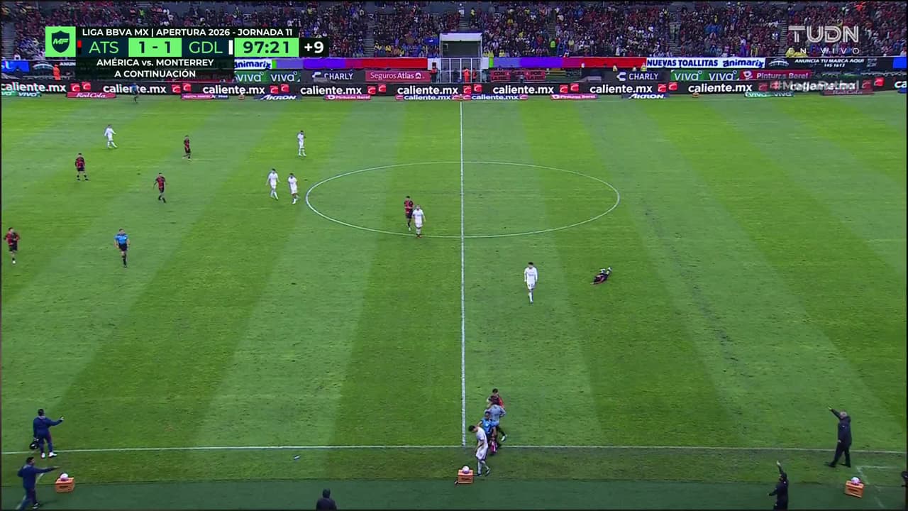 ¡Tarjeta Roja! Kevin Castañeda recibe la segunda amarilla y se va del juego.