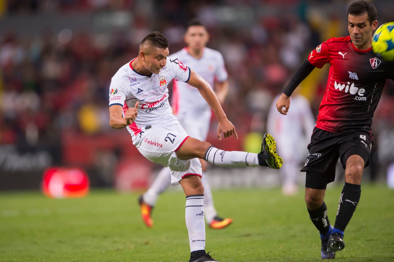 Rafa Márquez ya juega de mediocampista en el Atlas de "El Profe Pepe" Cruz. Su experiencia da cobijo al joven Javier Salas de 23 años.