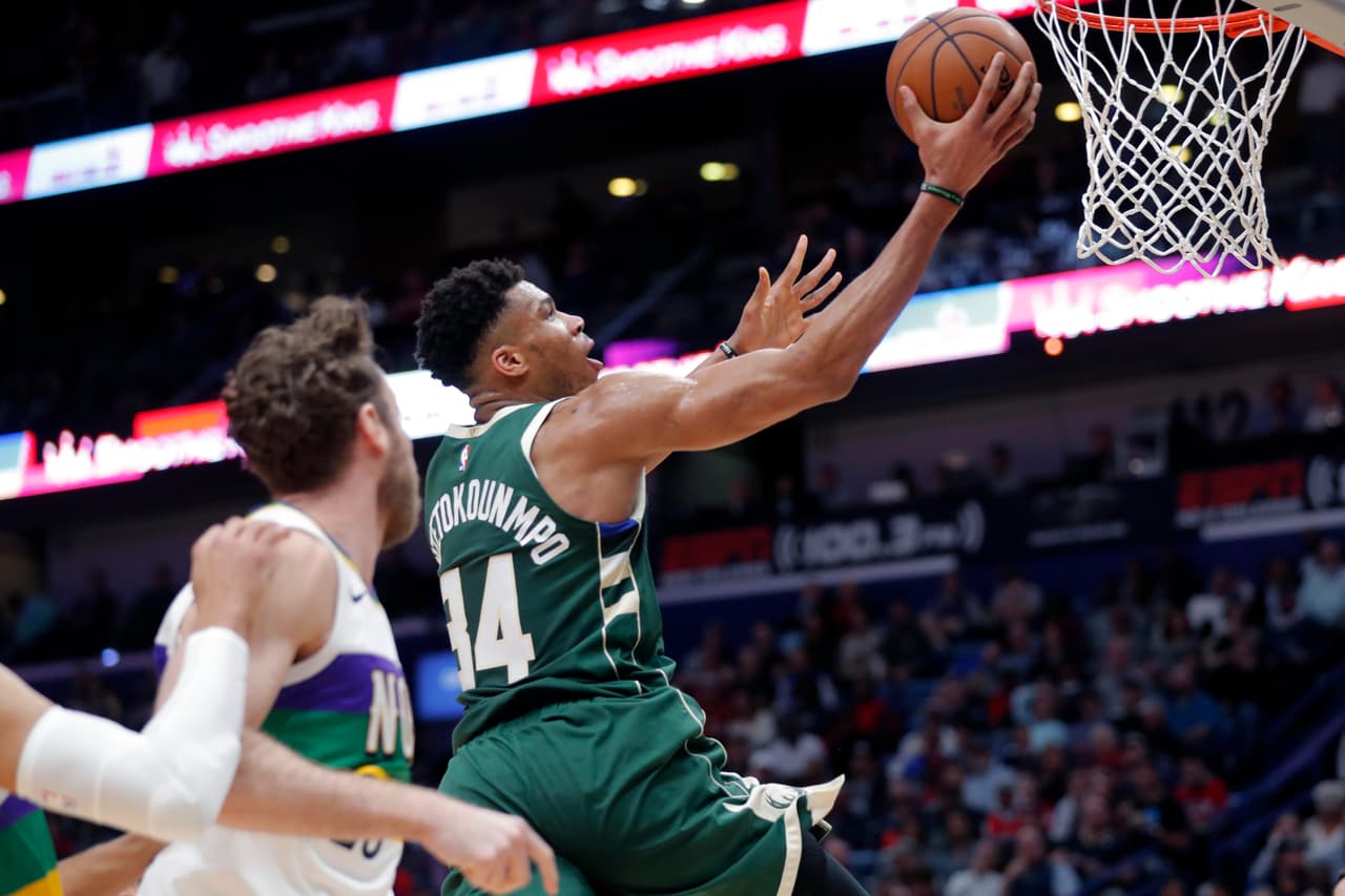 Giannis Antetokounmpo anotó 34 puntos para los Bucks.