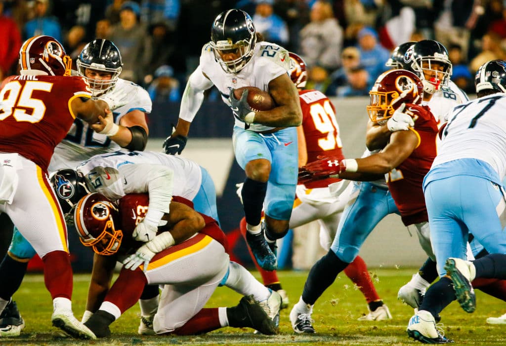 Derrick Henry conquetea las mil yardas en la campaña de 2018 con las 84 que logró hoy en 21 acarreos. Sumó una anotación.