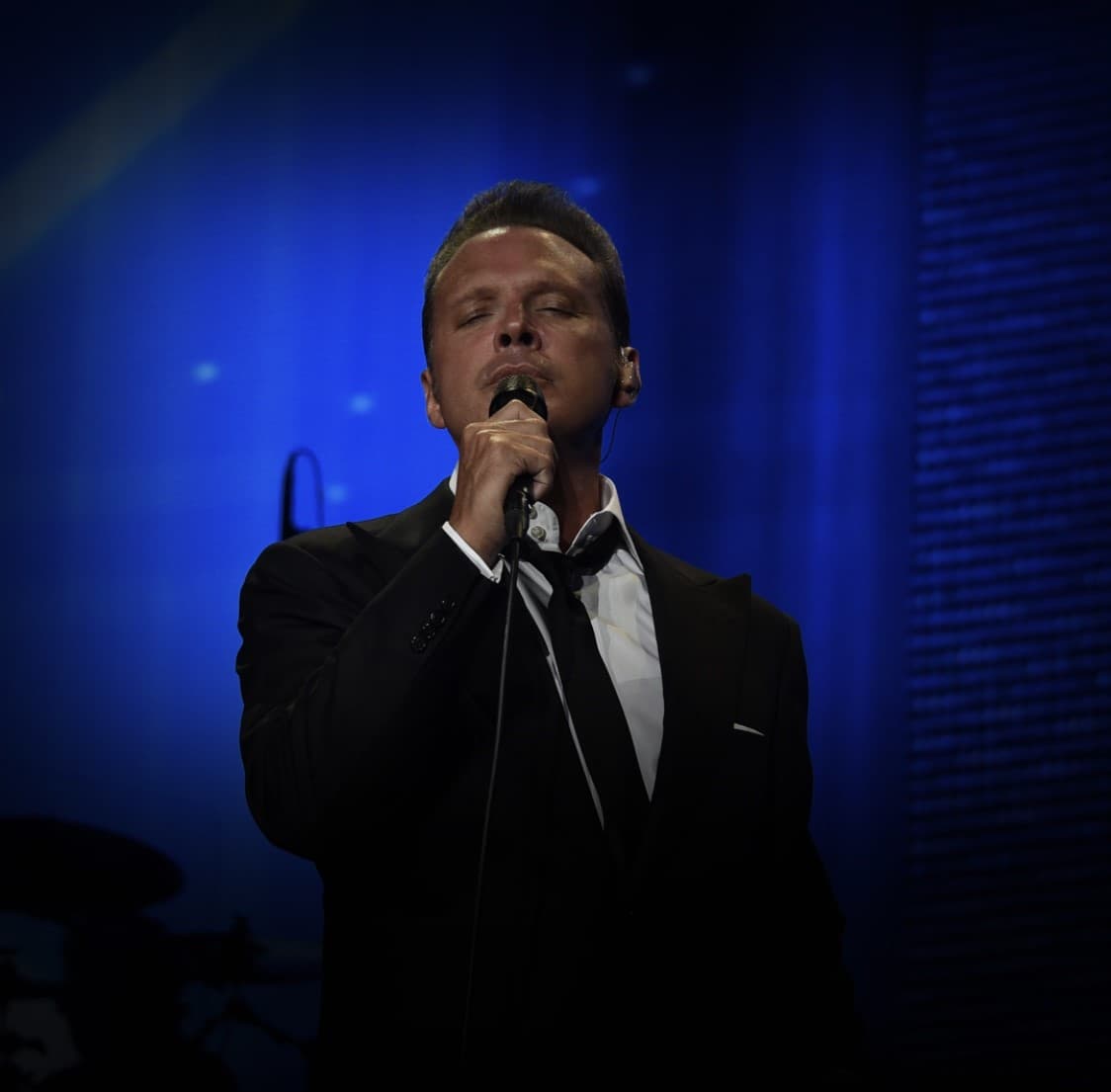 “En la primera canción, se filtró el sonido y tuvo que salir del escenario", comentó. "Insultó al técnico de sonido y luego lo despidió, tengo entendido. Luego, regresó y cantó”, agregó el empresario.
<br>