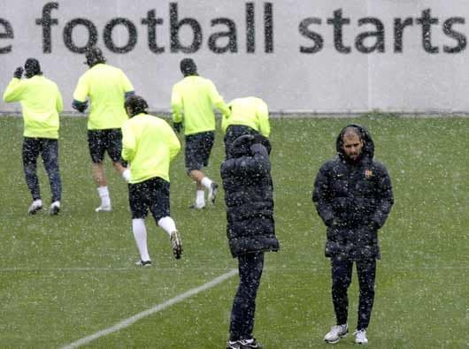 Los pupilos de Josep Guardiola salieron abrigados a una cancha que poco a poco se pintaba de blanco.