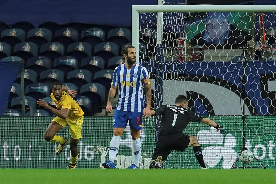 El Porto golea al Portimonense por 3 goles a uno. Beto Betuncal abrió el marcador a favor de los de Portimão, pero Mbemba se encargó de igualarlo casi al finalizar la primera mitad, Fueron los goles de Taremi y Oliveira que le dieron la victoria al equipo del 'Tecatito' Corona en la Primeira Liga de Portugal.