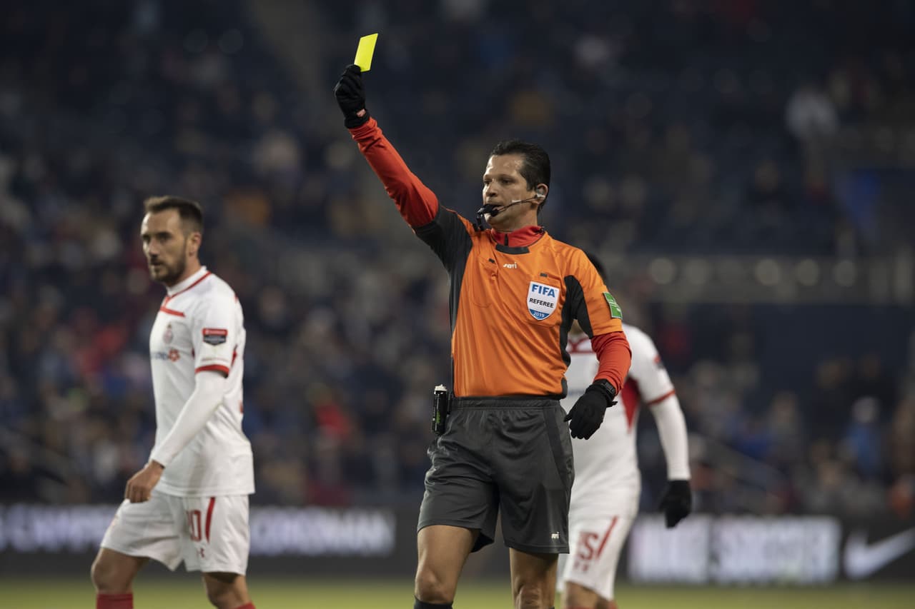 A los 39 minutos de partido Rodrigo Salinas recibió cartón amarillo, denotando la frustración del equipo mexiquense tras el balde de agua helada que resultó ser el gol de KC.