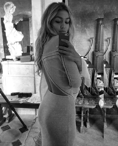 La bella modelo estadounidense robó las miradas de los seguidores del Bradford, equipo de la segunda división del fútbol inglés, luego de que publicará unas fotos en la que porta la playera del combinado.