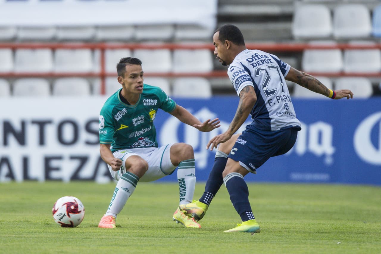 Pachuca se ordena mejor y comienzan a llegar con mucho más peligro al área de la Fiera.