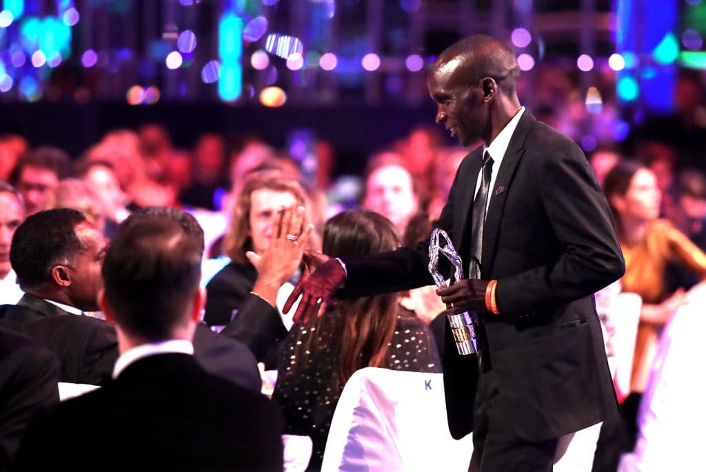 Uno de los primeros galardonados fue el keniano Eliud Kipchoge, ganador del Laureus a la hazaña deportiva por el récord impuesto en el maratón de Berlín en 2018, donde fijó un tiempo récord en la prueba.