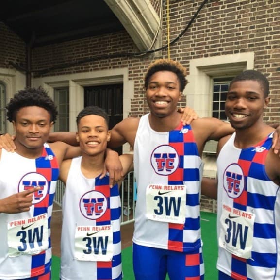 Lyles (a la derecha) fue nombrado Atleta del Año nacional de nivel Secundaria en 2015 y 2016.