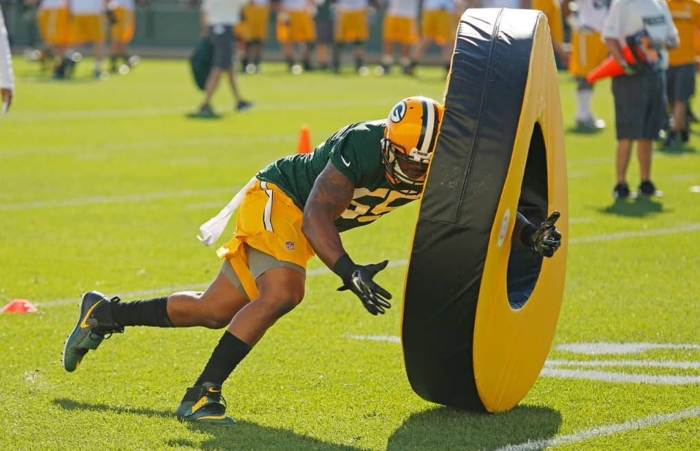 El linebacker Lerentee McCray en los ejercicios especiales de golpeo para los defensivos.