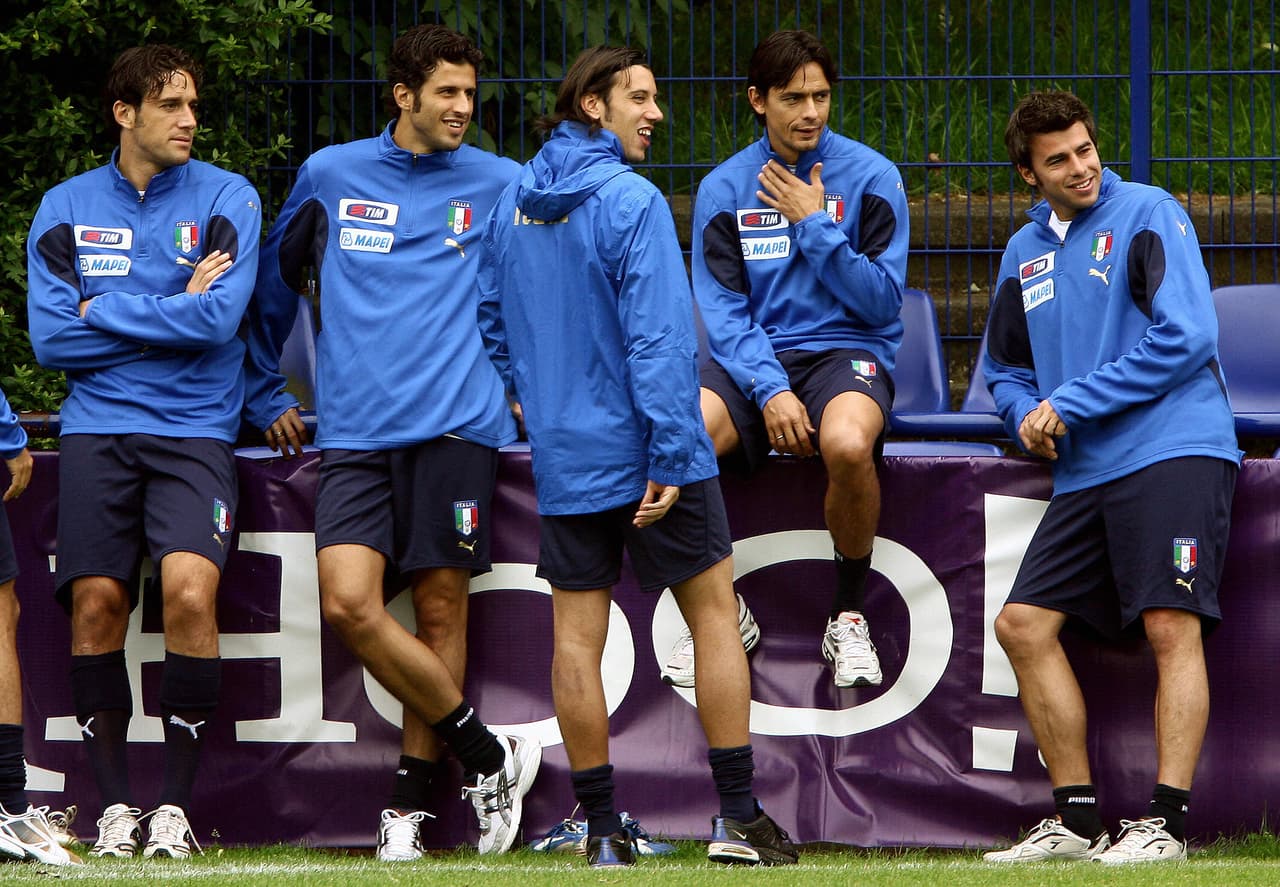 De súbito, jugadores del Palermo (Luca Toni, también) estaban concentrados en la Azzurra.