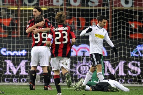 Tras una jugada en la que intervino el sueco, Maximiliano Pellegrino marcó un autogol para la ventaja 'rossoneri'.