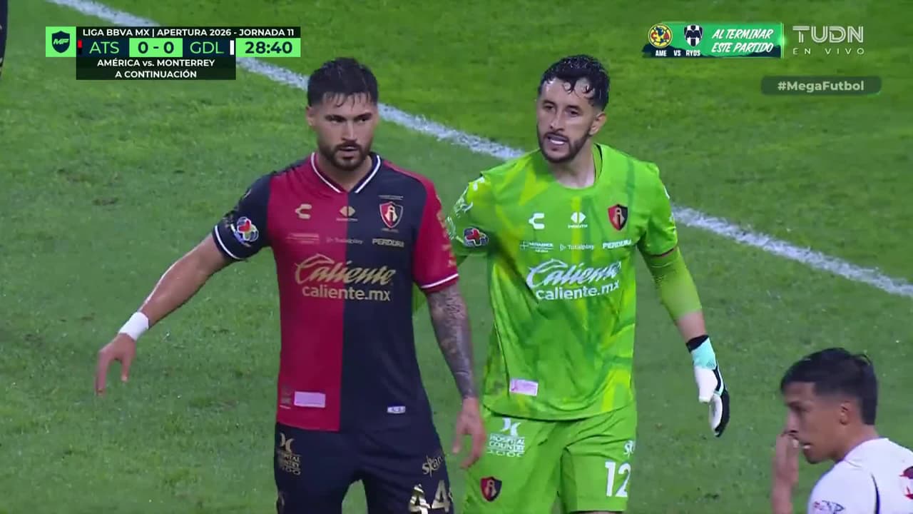 ¡Se viste de héroe! Don Camilo Vargas salva a su equipo con un vuelo impresionante