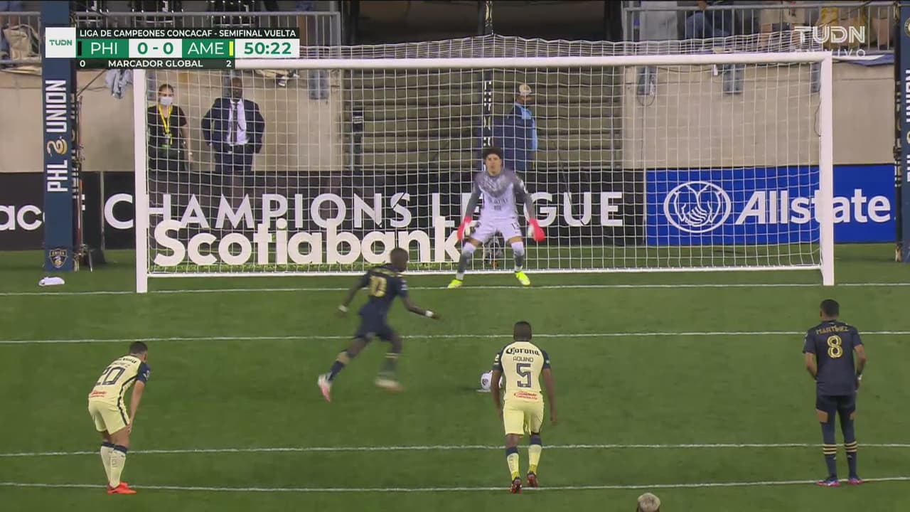 ¡Memo Ochoa milagroso! Atajadón para detenerle el penalti a Monteiro