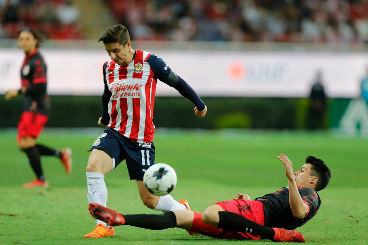 Brizuela se lesiona ante Xolos y sale en el carrito 'de las desgracias'